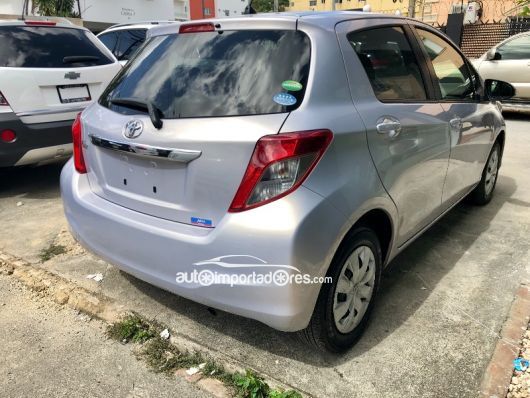 Toyota Vitz Carros en venta
