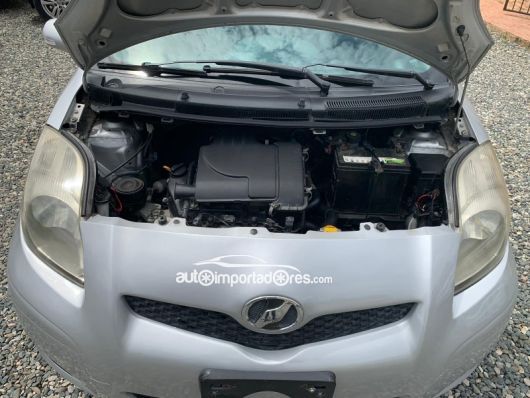 Toyota Vitz Carros en venta