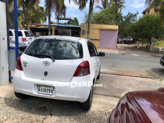 Toyota Vitz Carros en venta