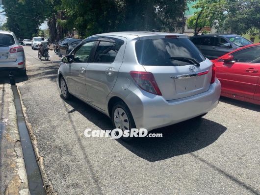 Toyota Vitz Carros en venta