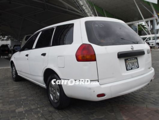 Nissan AD Hatchback en venta