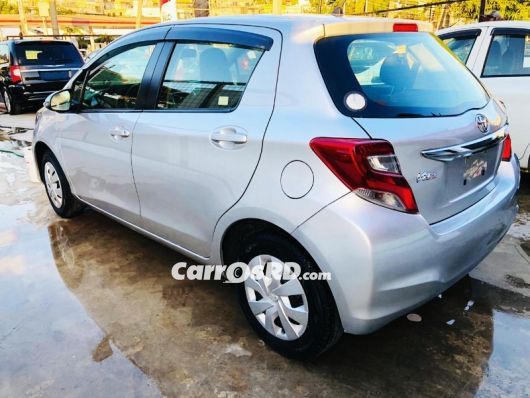 Toyota Vitz Carros en venta