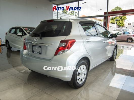 Toyota Vitz Carros en venta