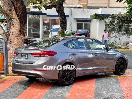 Hyundai Elantra Carros en venta