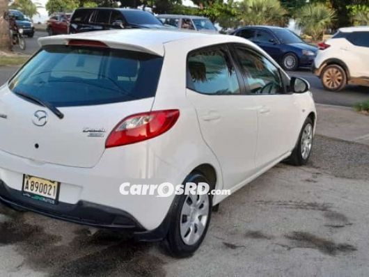 Mazda Demio Carros en venta