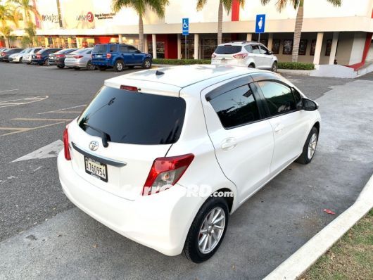 Toyota Vitz Carros en venta
