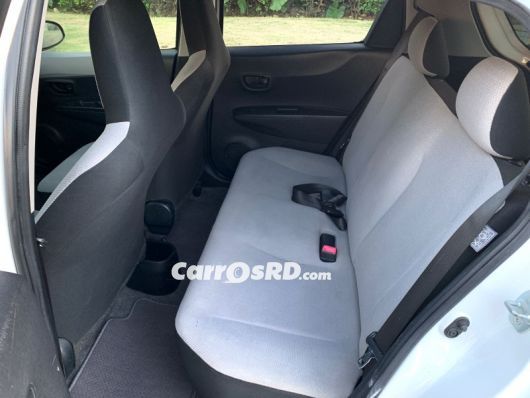 Toyota Vitz Carros en venta