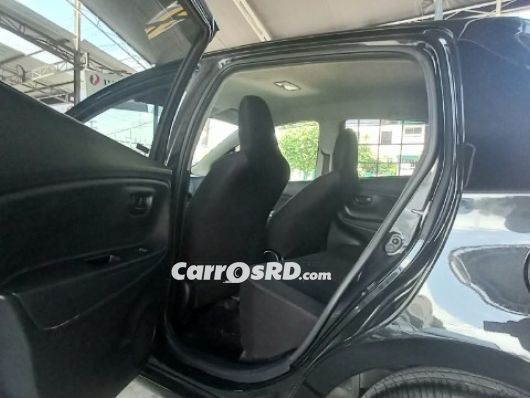 Toyota Vitz Carros en venta