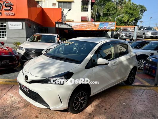 Toyota Vitz Carros en venta