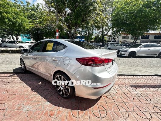 Hyundai Elantra Carros en venta