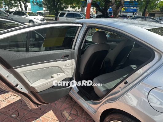 Hyundai Elantra Carros en venta