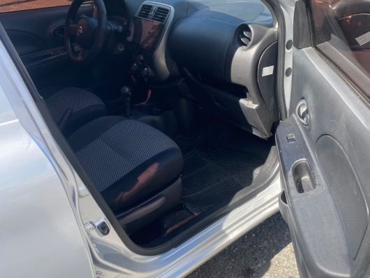 Nissan March Básico