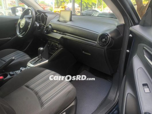Mazda Demio Carros en venta
