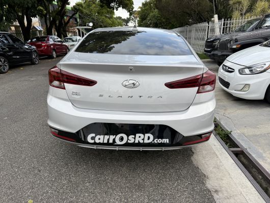 Hyundai Elantra Carros en venta
