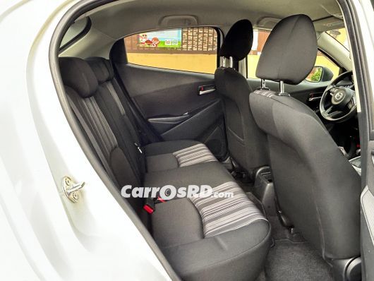 Mazda Demio Carros en venta