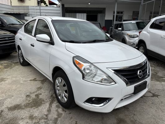 Nissan Versa Básico en venta