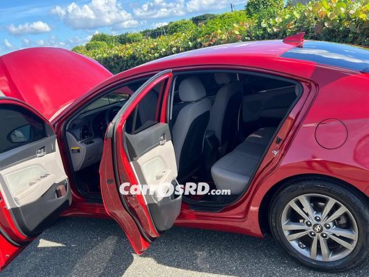 Hyundai Elantra Carros en venta
