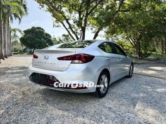 Hyundai Elantra Carros en venta