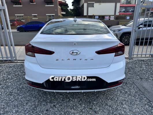 Hyundai Elantra Carros en venta