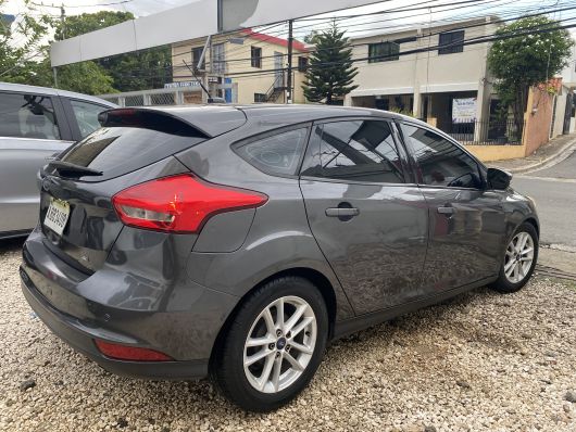 Ford Focus SE Hatchback