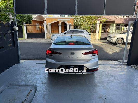 Hyundai Elantra Carros en venta