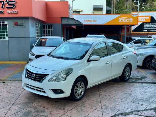 Nissan Versa Básico en venta