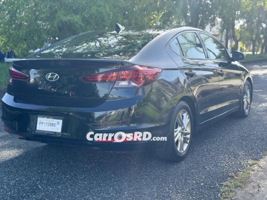 Hyundai Elantra Carros en venta