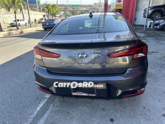 Hyundai Elantra Carros en venta