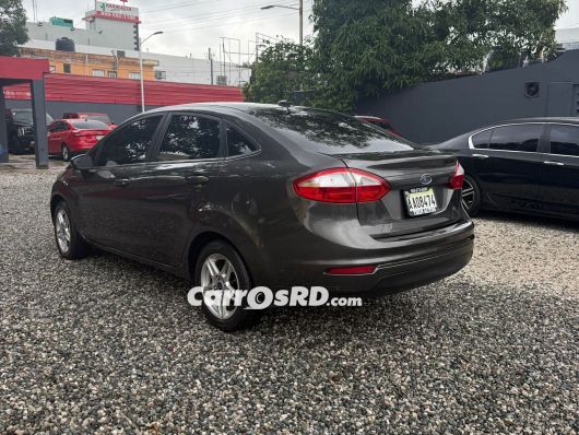 Ford Fiesta Carros en venta