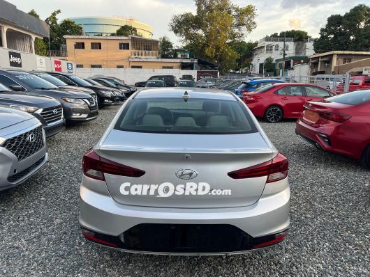 Hyundai Elantra Carros en venta