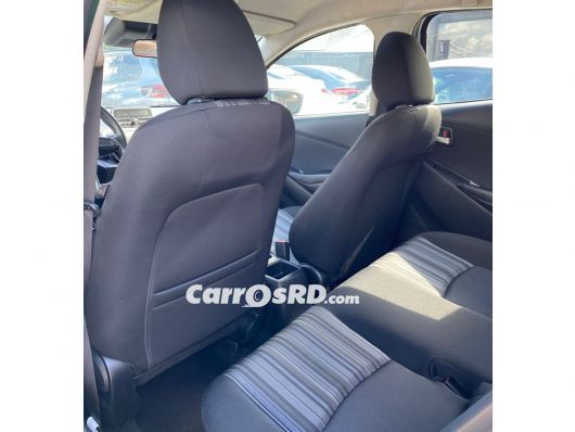 Mazda Demio Carros en venta