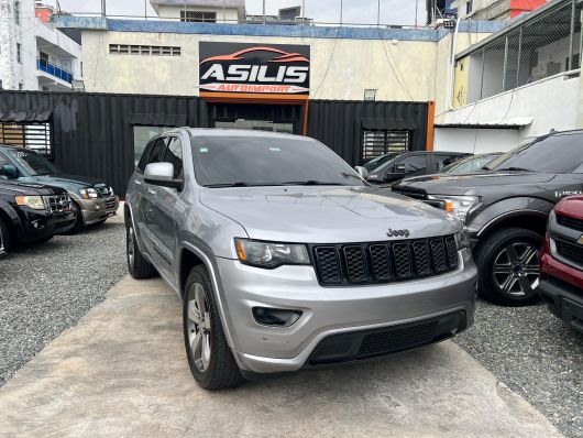 Jeep Grand Cherokee Altitude en venta