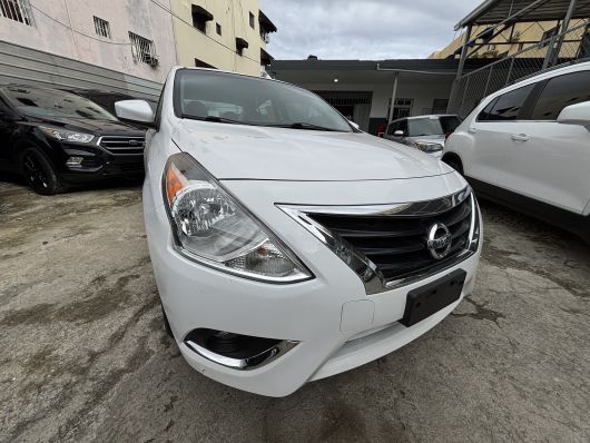 Nissan Versa Básico en venta