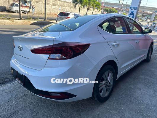 Hyundai Elantra Carros en venta