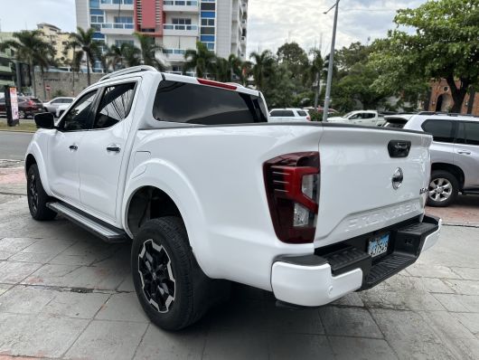 Nissan Frontier LE