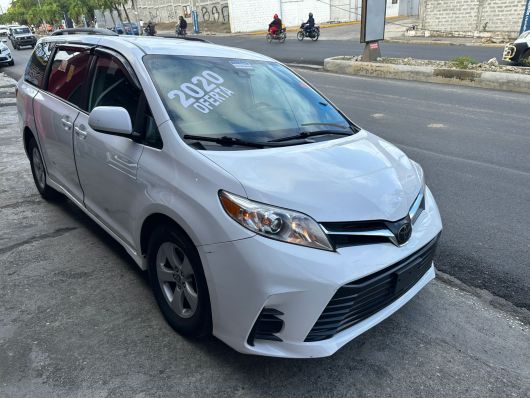 Toyota Sienna LE en venta