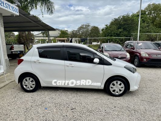 Toyota Vitz Carros en venta