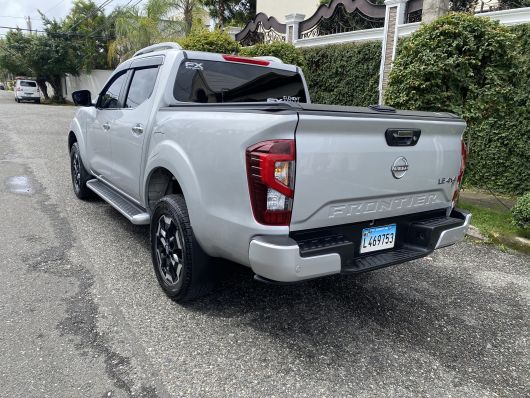 Nissan Frontier LE