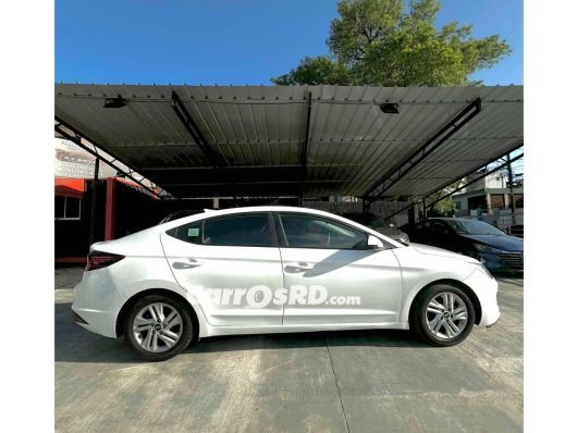 Hyundai Elantra Carros en venta