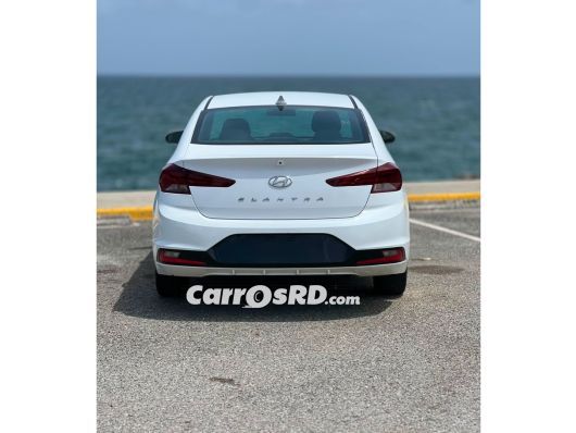 Hyundai Elantra Carros en venta