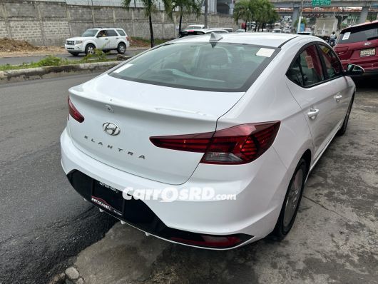 Hyundai Elantra Carros en venta