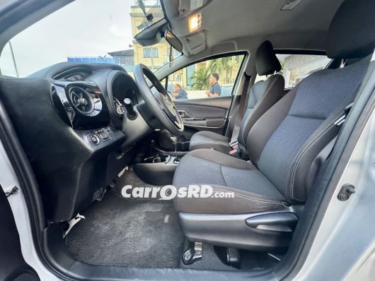 Toyota Vitz Carros en venta