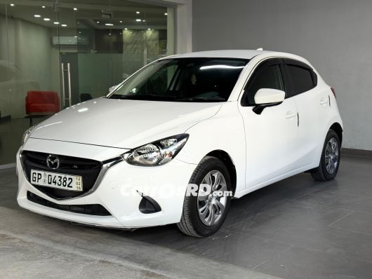 Mazda Demio Carros en venta