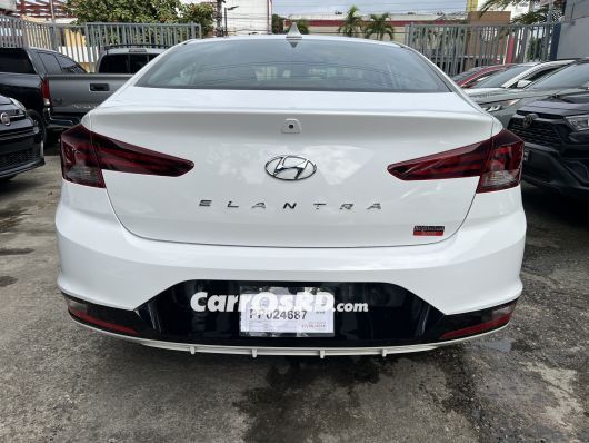Hyundai Elantra Carros en venta