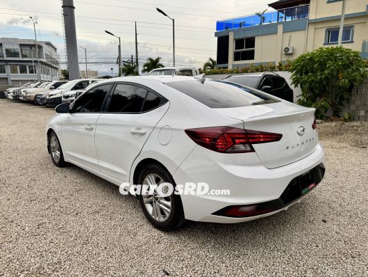 Hyundai Elantra Carros en venta
