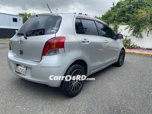 Toyota Vitz Carros en venta