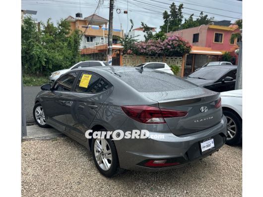 Hyundai Elantra Carros en venta