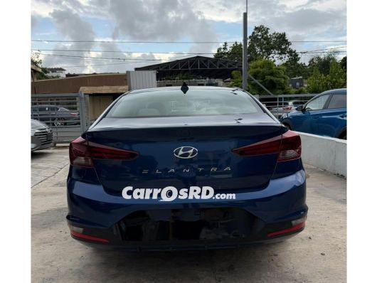 Hyundai Elantra Carros en venta